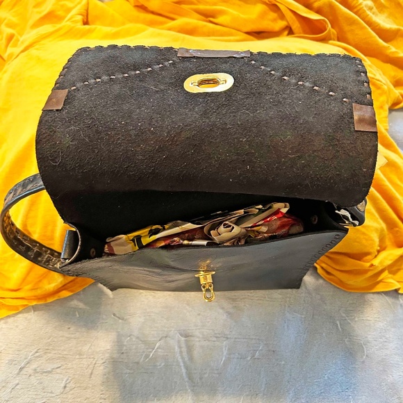 SHOULDER BAG, LEATHER, 9x9x1.5 inches, BLACK/BEIGE, SHINY GOLD TONE METAL CLASP, - Picture 4 of 5